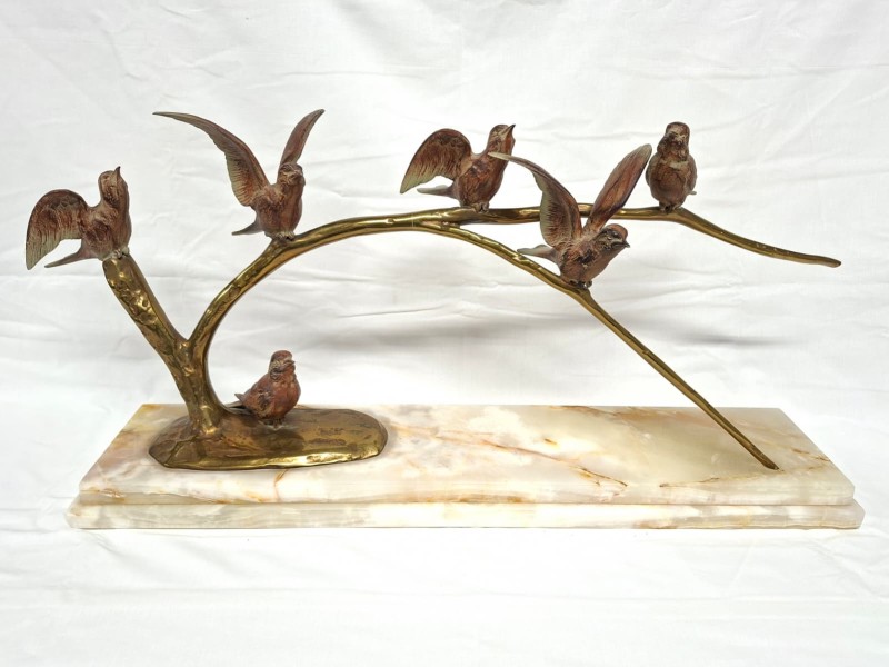 Decoratieve Vogelgroep op Natuurstenen Sokkel